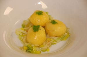 Kartoffelpralinen mit Fonduta gefüllt auf Lauchgemüse