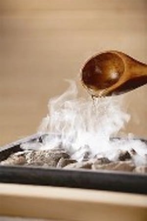 Saunaaufguss in der Finnischen Sauna