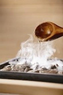 Gettata di vapore nella Sauna Finlandese