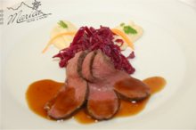 Hirschspitzrose in Wacholderjus mit Rotkraut und Selleriepüree
