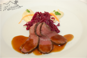 Hirschspitzrose in Wacholderjus mit Rotkraut und Selleriepüree