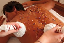 Vitale Kräuterstempelmassage mit Wildblumen und Heilpflanzen der Seiser Alm